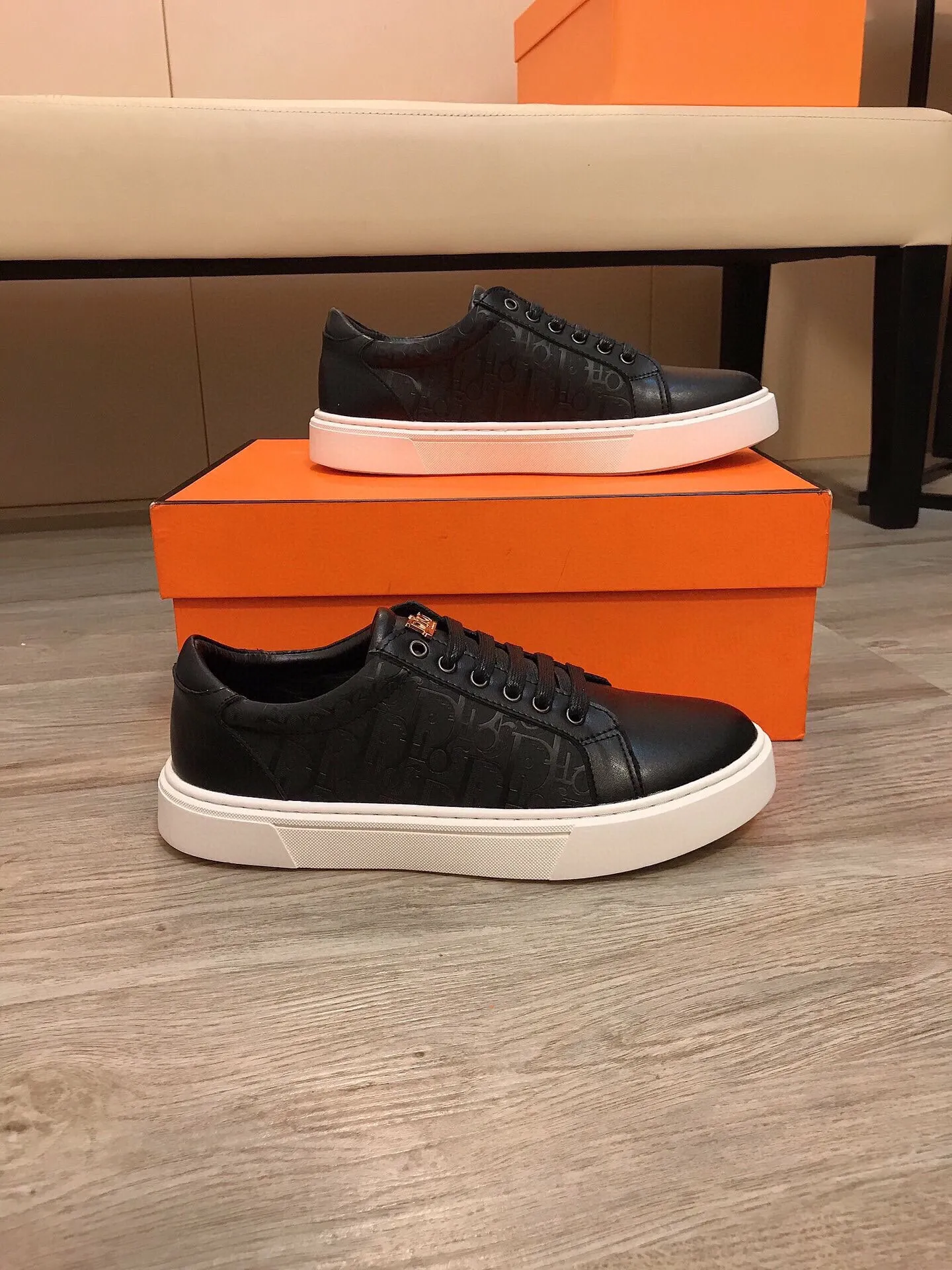 Factory price 360 ​​◾️▫【Dior】Dior's new high-end boutique, men's fashionable casual shoes, quite distinctive. The upper is made of imported soft cowhide + brand-specific embossing, which shows the design style. The genuine leather lining makes the foot feel soft and comfortable. The original wear-resistant special outsole is a must-have item for trendy men! Size: 38-44
